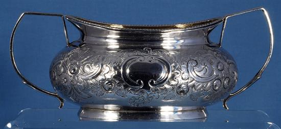 A George III silver sugar bowl and cream jug, by James Turner, bowl height 80mm, weight 17.8oz/556grms.